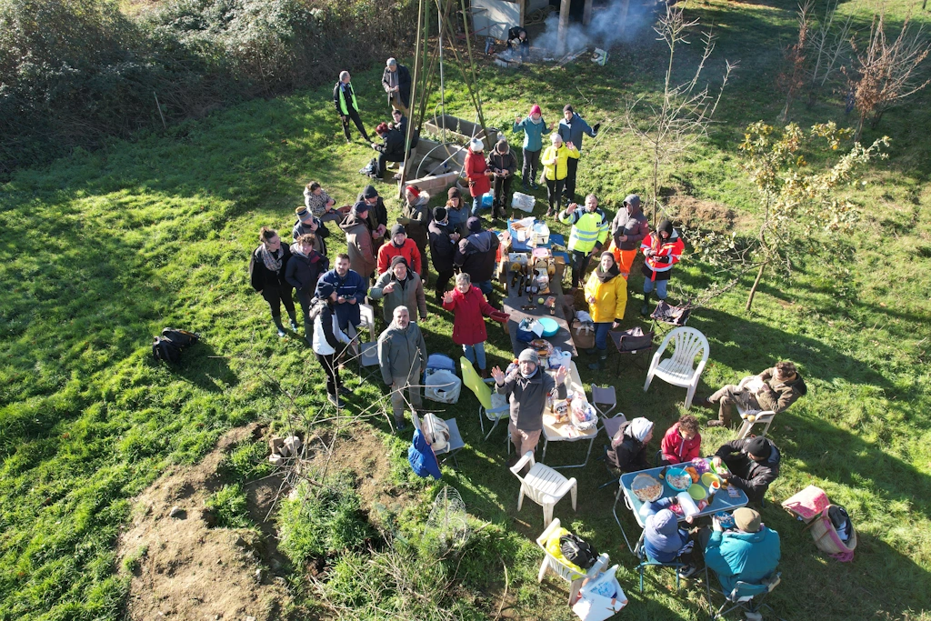 Plantation de novembre 2025 sur le terrain du Louroux Béconnais en Maine-et-Loire de l'association Semeurs de Forêts